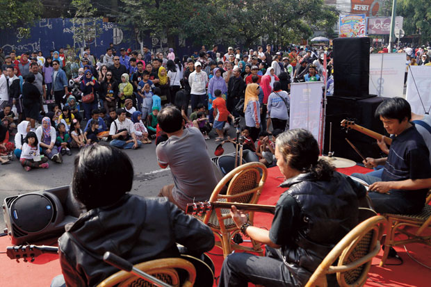 Angkat Citra Bandung,...