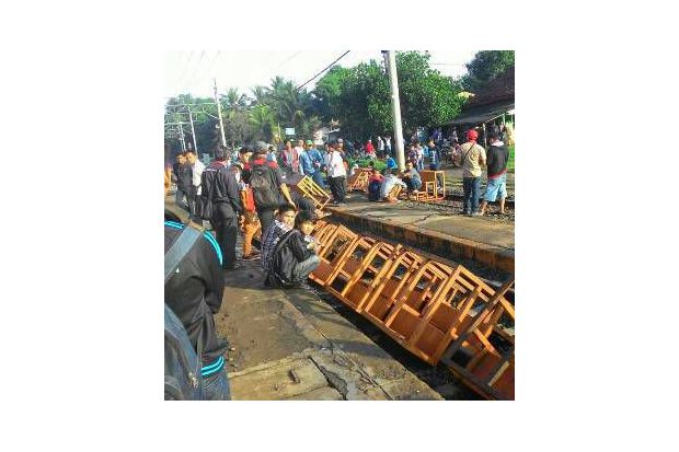 Ratusan Orang Blokade...