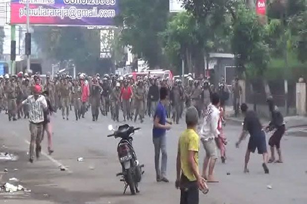 Pedagang dan Buruh Angkut...