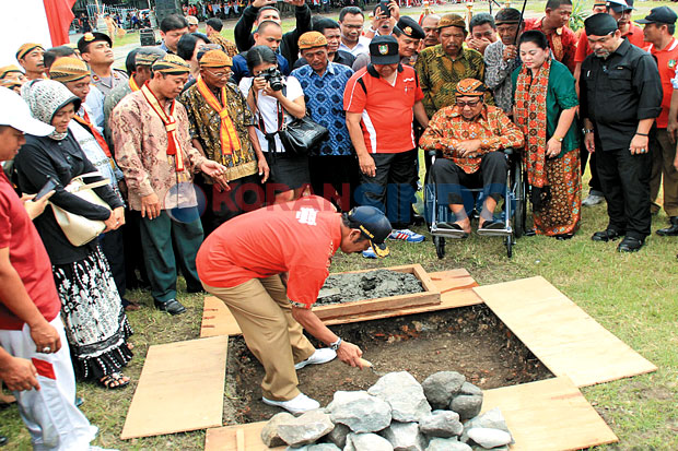 Pasar Klewer Tampung...