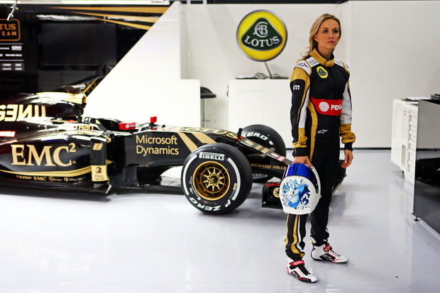 F1 Wanita Mendekati...