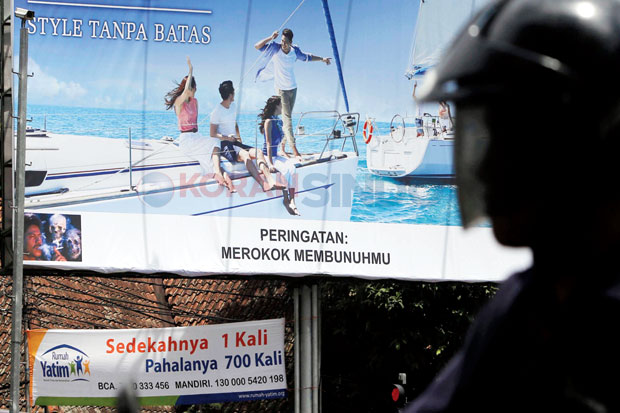 Pemkot Hilangkan Reklame...