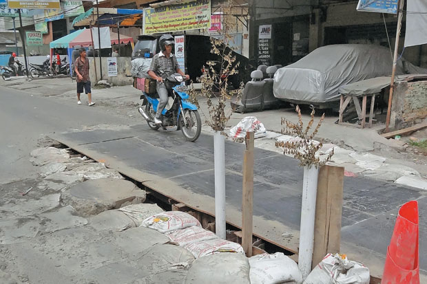 Warga Resah, Jalan Dilapisi...
