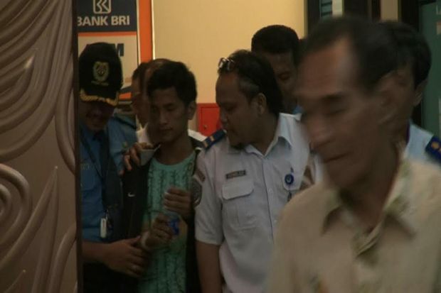Sembunyi di Roda Pesawat,...