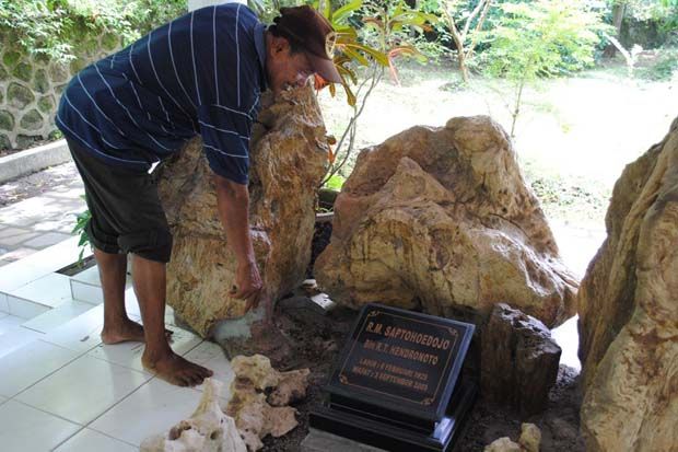 Batu di Makam Seniman...