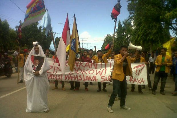 Pocong Ikut Demo Turunkan...