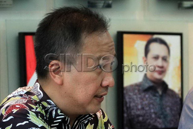 Agus Gumiwang Serahkan...