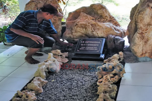 Batu Hiasan di Makam...