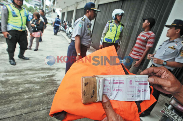 Juru Parkir Liar Lari...