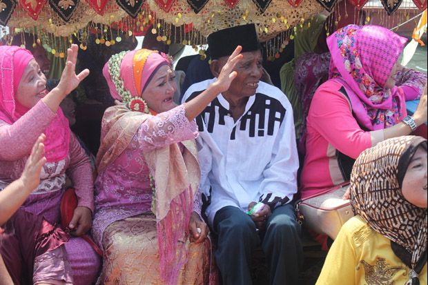 Kakek 90 Tahun Nikahi...
