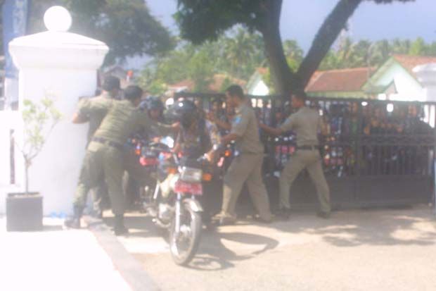 Capek Ngantri Diperiksa...
