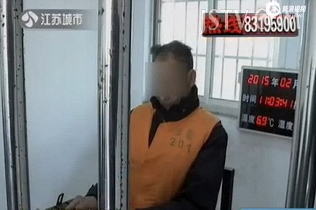 Pria Tua di China Beli...