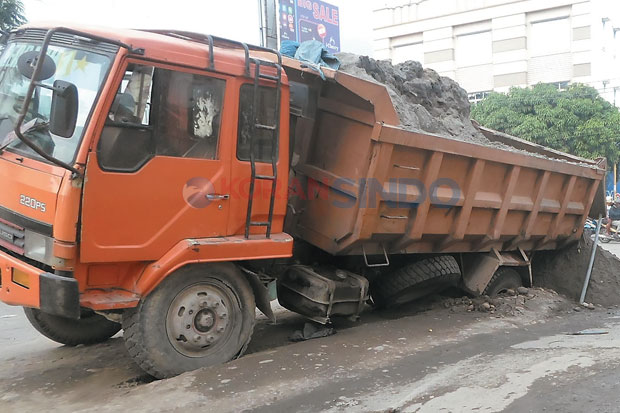Truk Terperosok di Jalan...