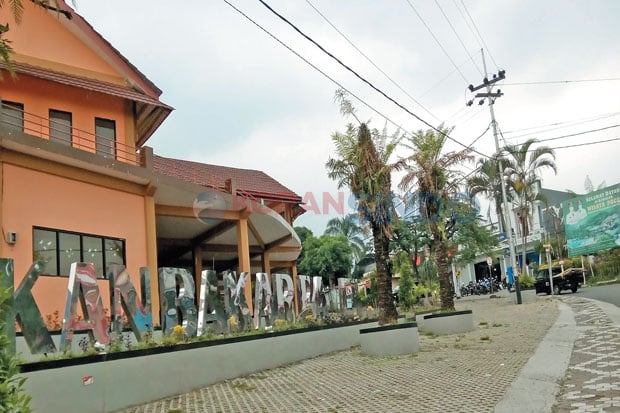 Foodcourt Pacet Terbengkalai