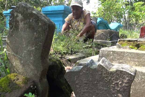 Janda Tua Penjaga Makam...
