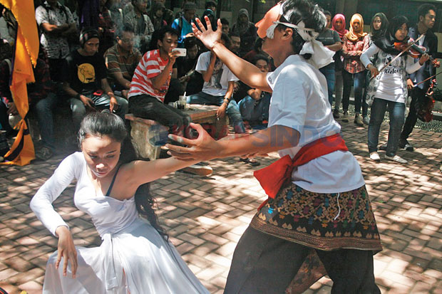 Lima Jam Menikmati Tarian,...
