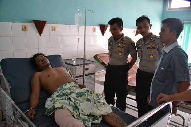 Kabur Saat Diborgol,...