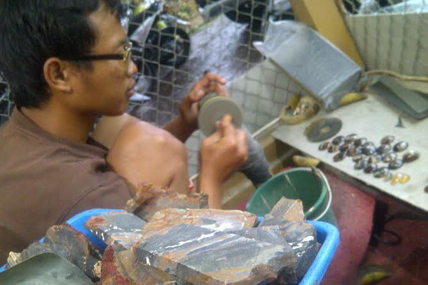 Liontin Pancawarna Garut...
