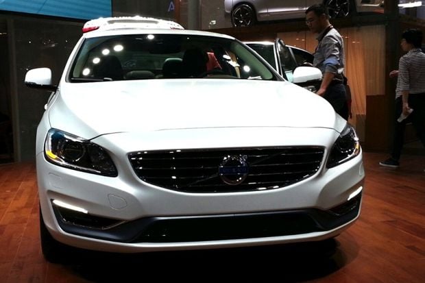 Volvo S60L Hibrid Meluncur...