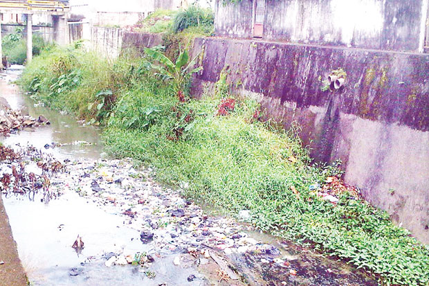 Sungai Aur Dipenuhi...