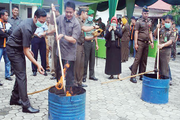 Kejari Martapura Musnahkan...
