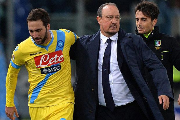 Benitez Angkat Topi...