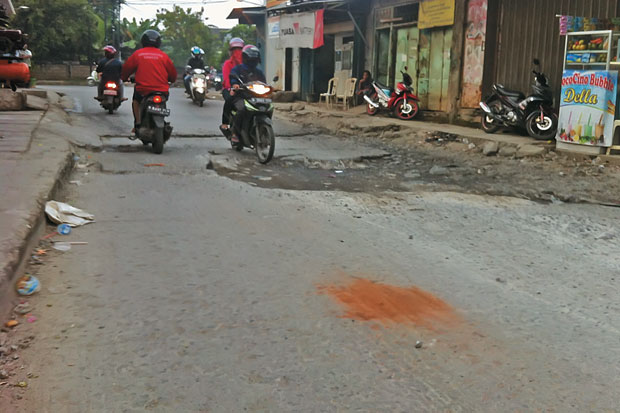 Banyak Jalan Rusak di...