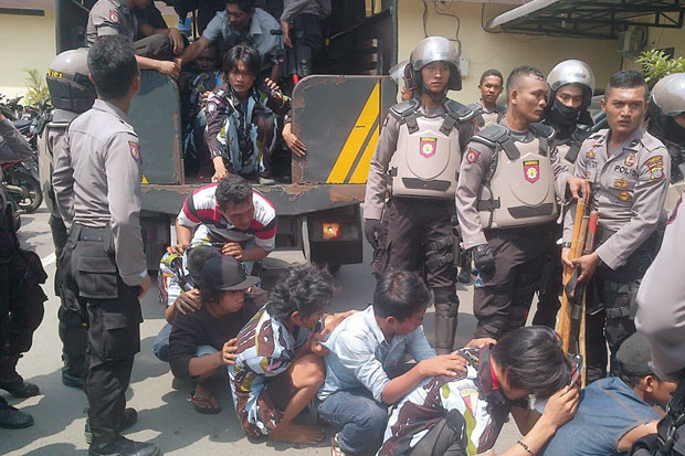 Dua Kelompok Pemuda...