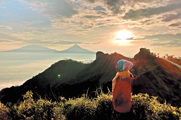 Sunrise Syahdu di Suroloyo