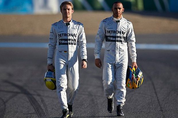 Rosberg-Hamilton Melesat...