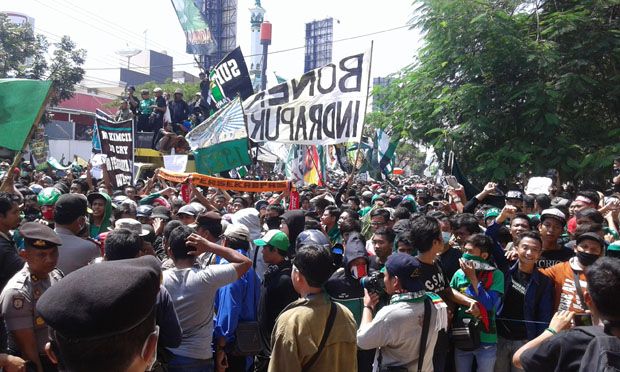 Ratusan Bonek Tutup...
