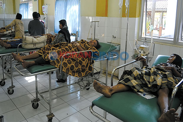 Truk Hantam Angkot,...