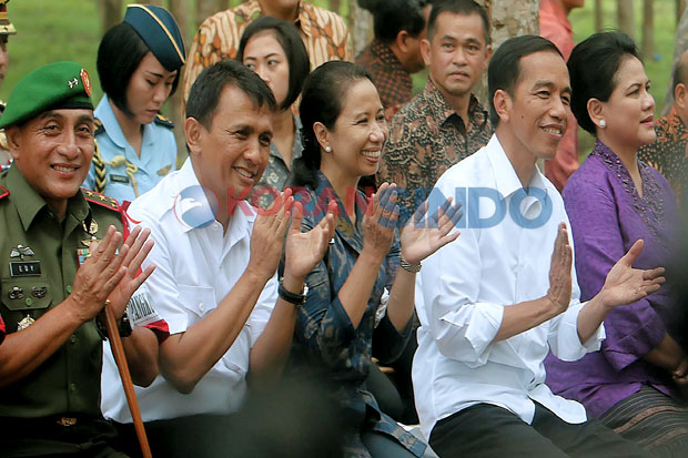 Jokowi Bagikan KIS ke...
