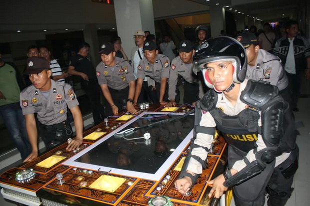 Polisi Gerebek Tempat...