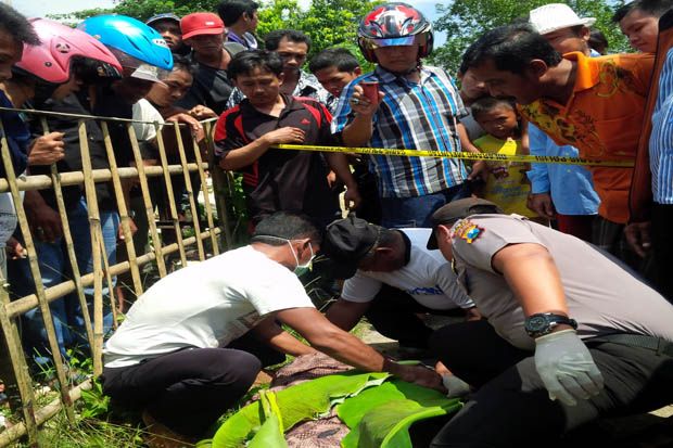 Mayat Penuh Luka Bacok...