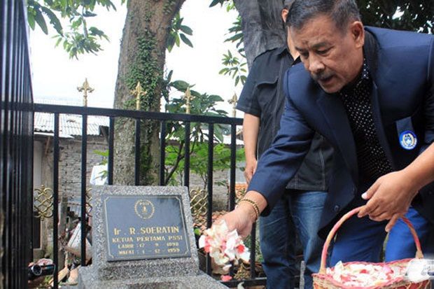 Di Atas Pusara Soeratin,...