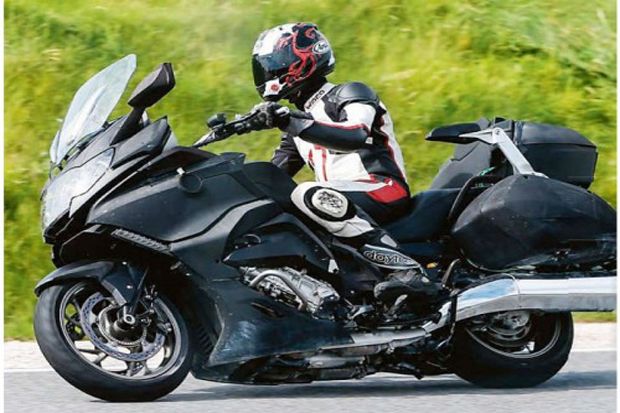 BMW K1600 Kepergok Sedang...