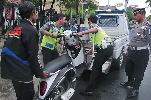 Jatuh dari Motor, Pelajar...