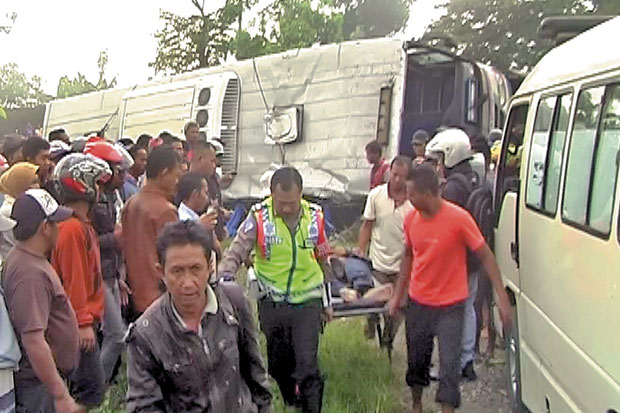 Bus Sumber Selamat Terguling,...