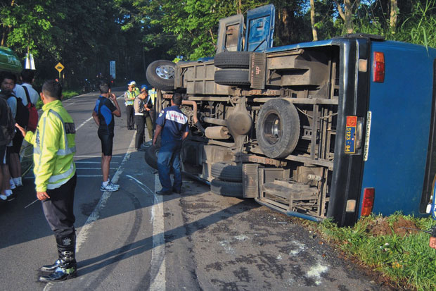 Bus TNI AU Terguling,...