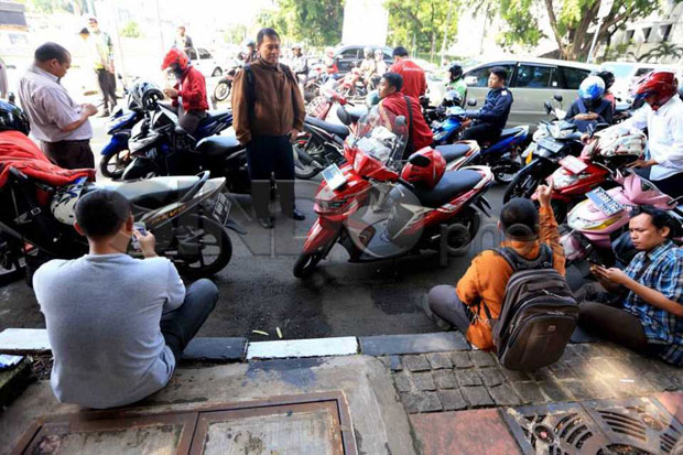 Warga Keluhkan Jalan...