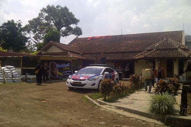Pengawalan Liontin Batu...