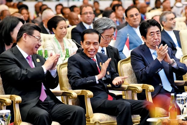 Abe - Jinping Berjabat...