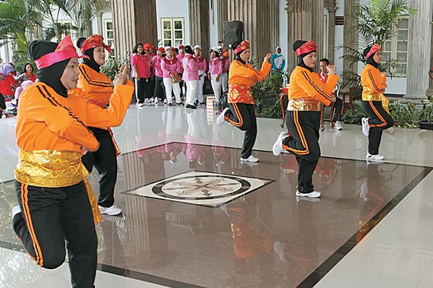 Lansia Tak Mau Ketinggalan...
