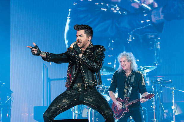 Adam Lambert Gandeng...