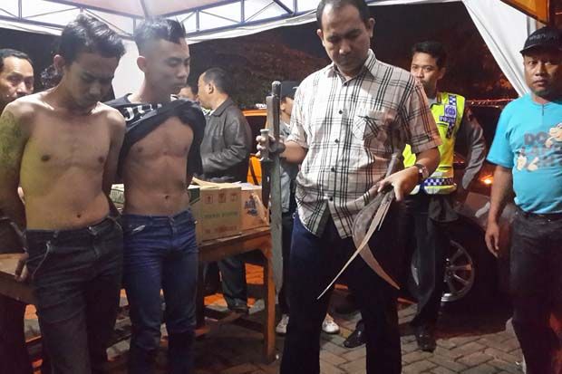 Bawa Enam Senjata Tajam,...
