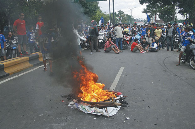 Suporter Arema dan Persebaya...