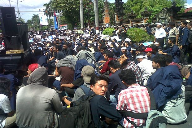 Ribuan Mahasiswa dan...