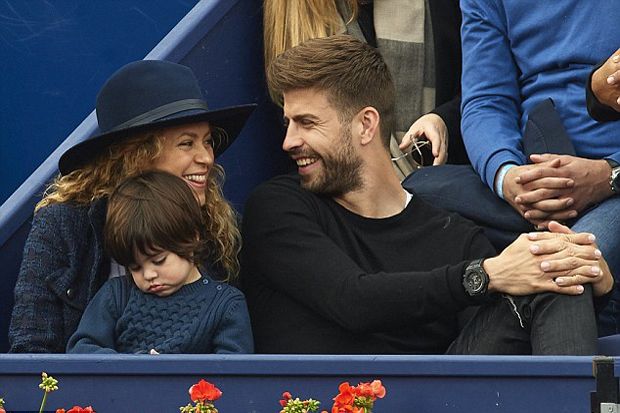Pique dan Shakira Ciuman,...