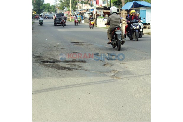 Jalan Musi Raya Berlubang...
